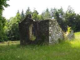Ruined structure(s) inside walls, including window hole 2017